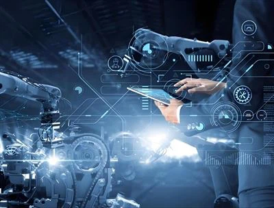 כיצד מחשבי בקרה תעשייתיים מתקשרים עם PLCs?